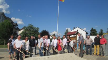 Bild: hkö
Zweiter Bürgermeister Dr. Günther Fütterer (von links), Landschaftsarchitektin Martina von Waldenfels, Architekt Gerhard Plaß, Bauleiter Harald Götz, Bürgermeister Peter König, leitendender Baudirektor Thomas Gollwitzer, Baudirektorin Huberta Bock, Christian Keller, Richard Stock und Egid Schreyer beim Spatenstich zur Dorferneuerung.