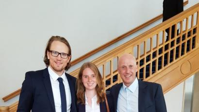 Bild: exb
Drei mit Lorbeer: (von links) Christian Ehrhoff, Clara Klug und Martin Härtl.