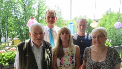 Bild: Adam, Johann [ADJ]
Seinen 85. Geburtstag feierte Erwin Betz (links). Bürgermeister Ernst Schicketanz, Schwiegertochter Andrea, Sohn Bernhard und Tochter Sabine gratulierten.