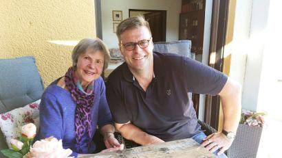 Bild: Gabi Schönberger
Steffi Achtert ist wieder angekommen: In ihrem neuen Zuhause in der alten Heimatstadt Weiden. Die 80-Jährige fühlt sich im Eleonore-Sindersberger-Heim bestens betreut und auch Sohn Wolfgang weiß seine Mutter hier in besten Händen.