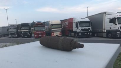 Bild: Autobahnpolizei Schwandorf
Die Panzergranate wurde fast wie ein Ausstellungstück auf einem Verteilerkasten neben dem Toilettenhäuschen abgelegt. Die Polizei sucht den Besitzer dieser Weltkriegswaffe.