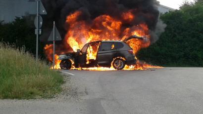 Bild: Auer
Wegen der starken Rauchentwicklung dachten Anwohner, dass es in einer nahen Kleingartenanlage brenne - und lösten einen zweiten Alarm aus.