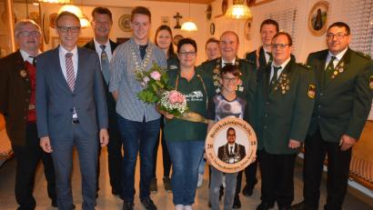Bild: jr
Mit  neuen Königen feiert der Schützenverein „Tell“ Hundsbach sein Jubiläum. Von links stellvertretenden Bezirksschützenmeister Dieter Beer, Bürgermeister Bernd Sommer, Gauschützenmeister Manfred Zölch, Jugendkönig Lukas Schicker, Franziska Kraus, Schützenliesl Agatha Rosner, Christina Kraus, Schützenkönig Bruno Rosner, Tobias Rosner (vorne), Martin Kraus, sowie Uwe Friedrich und Bernhard Ernstberger vom Schützenmeisteramt.