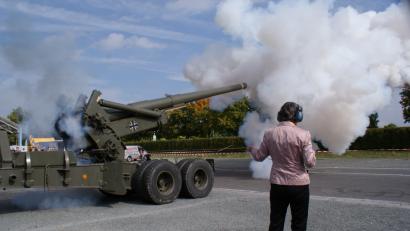 Bild: bkr
Auch Bayreuths Oberbürgermeisterin Brigitte Mark-Erbe gibt beim Tag der Reservisten 2012 auf dem Bayreuther Volksfestplatz einen Schuss mit der "Long Tom" ab.