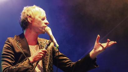 Bild: Holger Stiegler
Markus Engelstaedter ist immer auf der Suche nach neuen Projekten. Gemeinsam mit den Nürnberger Symphonikern widmet sich der Sänger ab kommender Woche den Musik-„Heroes“.