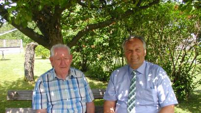 Bild: gis
Bürgermeister Georg Ritter (rechts) gratuliert Albert Lichtblau.