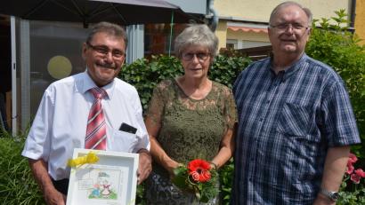 Bild: jr
Goldene Hochzeit feierten am Freitag Gabriele und Wolfgang Dettendorfer. Zweiter  Bürgermeister Karl Busch (links) gratulierte für die Stadt Waldershof.