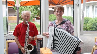 Bild: bjp
Edwin Dippold und Vroni Spitaler begleiten das Holunderfest im Pressather Seniorenheim.