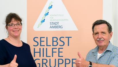 Bild: Petra Hartl
Daumen hoch für eine neue Parkinson-Selbsthilfegruppe, die Wolfgang Weiß in Amberg gründen will. Unterstützt wird er zum Start von  Kerstin Bauer von der Kontaktstelle der Stadt für solche Initiativen.
