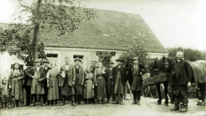 Bild: hev
Das Foto aus den 20er Jahren zeigt Bauern aus Zettlitz mit einem Pferdegespann, die sich nach der Tagesarbeit eine Mass Bier bei Georg Püttner genehmigen.