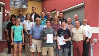 Bild: Lingl, Christian [CHL] (clingl@gmx.net)
Der Skiclub Monte Kaolino Hirschau zeichnet bei deiner Jahreshauptversammlung langjährige Mitglieder aus.