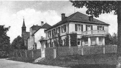 Bild: ld
Ein Blick ins historische Fotoalbum: Im Vordergrund das Max-Reger-Haus, im Hintergrund die Brander Pfarrkirche.
