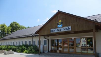 Bild: usc
Die Josef-Voit-Grundschule  in Freihung bedarf der Sanierung. Diese Maßnahme ist zum wiederholten Mal Thema im  Marktgemeinderat,.