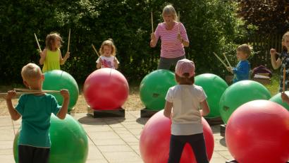 Bild: exb
Das Trommeln macht den Etsdorfer Kindern offensichtlich viel Spaß.