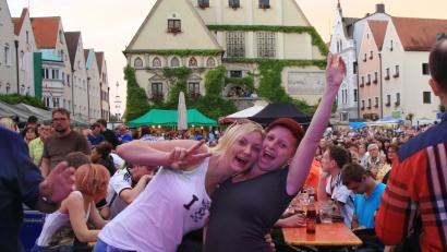 Bild: Götz
Lass dich drücken, Partyfreundin. Besucher, die so gut drauf sind, abfeiern oder bei Bier gemütlich die Altstadtkulisse genießen, wünschen sich die Verantwortlichen des Bürgerfests auch in zwei Wochen.