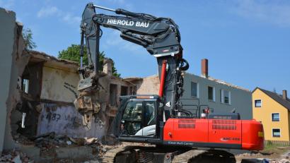 Bild: Rosner, Josef [JR] (ROSNER.JOSEF@T-ONLINE.DE)
Nach wochenlangen Vorbereitungsarbeiten rollen jetzt die Abbruchbagger in der Zanklgartenstraße. Dort werden zwei Wohnblocks abgerissen.