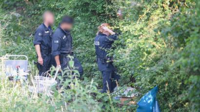 Bild: Arne Dedert
Polizisten am Leichenfundort in einem Gebüsch nahe Wiesbaden-Erbenheim. Bei der Leiche handelt es sich um die vermisste 14-jährige Susanna aus Mainz.