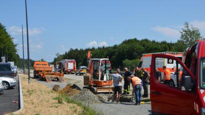 Bild: dob
Mit Hochdruck arbeitete eine Fremdfirma mit den Bayernwerkvertretern an der Instandsetzung der beschädigten Gasleitung.