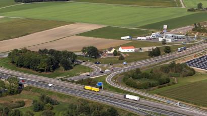 Bild: Gerhard Götz
Die Fläche um die OMV Tankstelle an der Anschlussstelle Schwandorf-Mitte östlich der Autobahn A 93 (unten) hat der Zweckverband gekauft.