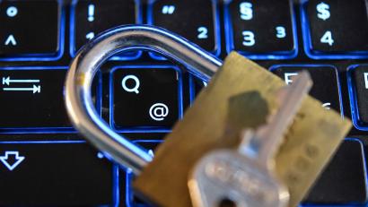 Bild: Patrick Pleul/dpa
Ein Schloss liegt auf einer Tastatur eines Computers (gestellte Aufnahme zum Thema Datenschutz). Die Datenschutz-Grundverordnung (DSGVO) mit einer Fülle von Vorschriften ist mittlerweile in Kraft. Seit 25. Mai gelten die neuen EU-Regeln.