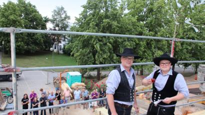 Bild: Thomas Dobler
Zimmerermeister Simon Weiherer (rechts) und sein Chef Richard Kurz von der gleichnamigen Schwarzenfelder Zimmerei und Holzbaufirma wünschten dem neuen Gebäude beim Richtfest alles Gute.