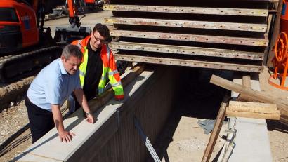 Bild: ll
Bürgermeister Joachim Neuß und Stefan Noll vom Straßenbauamt (von links) werten das Stahlbeton-Gerinne neben der sanierten Auerbacher Straße als großen Wurf im Sinne einer auch für die Anwohner optimalen Lösung.