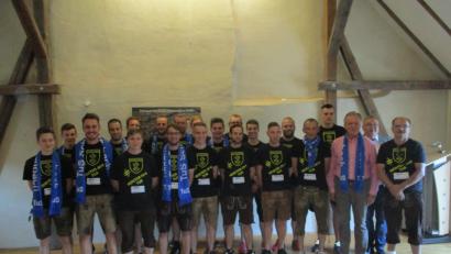 Bild: ads
Bürgermeister Josef Reindl (Zweiter von rechts) empfängt die erste Seniorenmannschaft der Abteilung Fußball des TuS Schnaittenbach im Kulturstadl. Dabei gratuliert er zum Aufstieg in die Fußballkreisliga. Bei der Feierstunde tragen sich Spieler und Funktionäre ins Sportehrenbuch der Stadt ein.