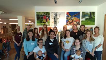 Bild: Landratsamt Schwandorf
Referentin  Susanne  Zölch  (stehend, Vierte  von  rechts)  und   Gleichstellungsbeauftragte   Helga  Forster  (rechts) beglückwünschten die neuen Babysitter.