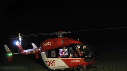 Bild: exb
Ein DRF-Rettungshubschrauber holte am Mittwoch (6. Juni 2018) kurz nach Mitternacht den schwerst Verletzten in Nabburg ab und flog ihn nach Regensburg.
