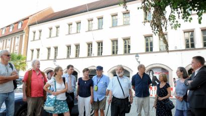 Bild: Stephan Huber
Die künftige Nutzung des Ex-Kaufhauses Forum (im Hintergrund) sollte den Erhalt seiner Fassade möglich machen: Das fordern das Denkmalnetz Bayern mit seiner Sprecherin Meike Gerchow (Zweite von rechts), Forum-Regensburg-Gründer Helmut Wilhelm (Fünfter von rechts) und die IG Menschengerechte Stadt mit ihrem Vorsitzenden Achim Hüttner (links). Ganz rechts OB Michael Cerny.