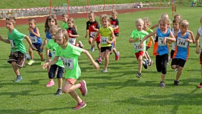 Bild: nm
Nicht nur die Erwachsenen haben ihre Freude beim Burglauf. Spaß macht das sportliche Kräftemessen genauso den Bambinis, wie hier im vergangenen Jahr.