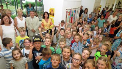 Bild: rdo
Die Kinder der Hans-Sauer-Grundschule Rothenstadt begrüßten zu ihrer großen Vernissage mit 230 Kunstwerken in der Regionalbibliothek. Im Hintergrund „Die wunderbare Welt der Tiere“ mit Eulen auf gelben Grund und an einem Birkenholz Seelenvögel auf Streifen an der Wand.  Bild: Dobmeier