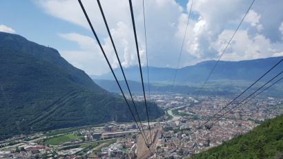 Bild: mde
Eine Seilbahnfahrt von der Bozner Talstation nach Oberbozen zur Rittner Bergstation bietet einen Blick über die Südtiroler Alpen und die Landeshauptstadt Bozen.