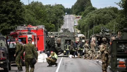 Bild: Verteidigungsministerium Litauen
Gegen 11 Uhr fuhren auf einer Straße bei Kaunas (Litauen) vier Militärfahrzeuge aufeinander auf.