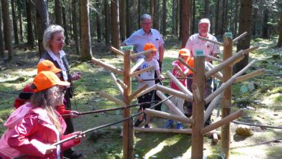 Bild: Schönberger, Ferdinand
Geschicklichkeit verlangt das „Blätter-Angeln“