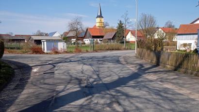 Bild: twi
In der Kreisstraße in Neunaigen werden Leerrohre für einen möglichen Glasfaserausbau verlegt, um die Straße später nicht  wieder aufreißen zu müssen.