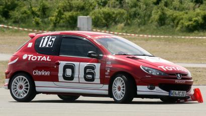 Bild: Reiner Kreuzer
Slalom auf dem Festplatz: Die AvD-Veranstaltung vom Pfingstwochenende hallt noch immer nach.
