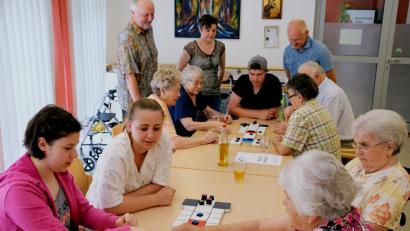 Bild: do
Jugendliche und junge Erwachsene, die sich derzeit in Eschenbach  in einem berufsvorbereitenden Jahr auf den Einstieg in das Berufsleben vorbereiten, überraschen im BRK-Seniorenheim die Heimbewohner mit einem Spielenachmittag. Die Seminarteilnehmer kommen in Begleitung von Berufsberater Karl Brenner, Seminarleiter Werner Preißer und Carola Bergler, Koordinatorin des Beruflichen Fortbildungszentrums der Bayerischen Wirtschaft.