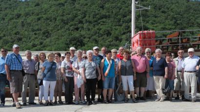 Bild: hä
Am letzten Urlaubstag ging es für die Reiseteilnehmer zum Limfjord, einer 25 Kilometer langen Karstschlucht. Der blaugrün glänzende 100 Meter tiefe und für seine Muschel-, Austern- und Fischfarmen bekannte Fjord wurde in einer einstündigen Schifffahrt bei strahlendem Sonnenschein erkundet.