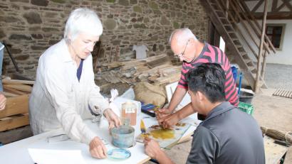 Bild: Thomas Dobler
Die Künstler Gisela Conrad und Günter Klobouk leiteten einen Workshop im Freilandmuseum, der auf dem weiträumigen Areal einige vergängliche Kunstwerke aus nachhaltigen Materialien platzierte.