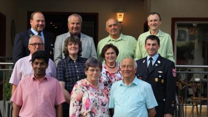 Bild: ral
Andreas Müller (vorne rechts) feierte 80. Geburtstag. Dazu gratulierten  Pater Charles, Irmgard Müller, Andreas Müller,  Karl Meier, Martina Neubauer, Irene Neidl, Markus Ries,  Thomas Wilhelm, Josef Deichl, Alois Dirrigl und Helmut Schönberger.