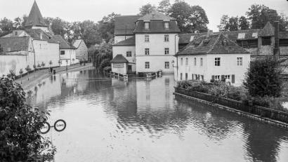 Bild: Copyright Archiv Horst-Dietrich bei Klaus-Christian Etzold
Hochwasser in der Mühlgasse. 1954 entstand diese Aufnahme, die einen schönen Blick auf die alte Wimmermühle bietet. Heute steht an ihrer Stelle die Amberger Zeitung