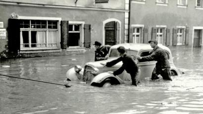 Bild: le
Retten, was zu retten geht. Nahezu einen Meter hoch stehen 1948 die Wassermassen nach einem Wolkenbruch im Zentrum des Markts.