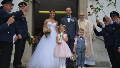Bild: Rosner, Josef [JR] (ROSNER.JOSEF@T-ONLINE.DE)
Den kirchlichen Bund der Ehe schlossen am Samstag Anja Bernreuther und Michael Wurdack. Begleitet wurden sie von den Brautkindern Vinzent und Marie.