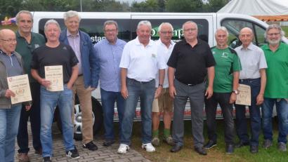 Bild: Kunz
Der FC Weiden-Ost nutzt die Halbzeitpause beim Spiel gegen Jahn Regensburg zur Ehrung langjähriger Mitglieder.