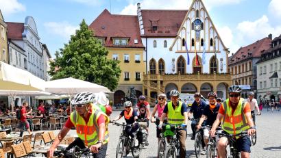 Bild: Petra Hartl
Am Marktplatz startet die Gruppe zur Abschlusstour von "Amberg fährt Rad".
