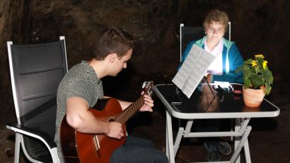 Bild: ang
Die Autorin Christa Vogl (rechts) las aus ihren Büchern. Ihr Sohn Lukas Vogl (links) begleitete die Buchlesung musikalisch an der Gitarre.