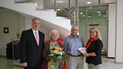 Bild: plym
Filialbereichsleiter Peter Hamm (links) und Kundenbetreuerin Manuela Müller (rechts) überreichen an Annemarie und Werner Maier den Geldgewinn und einen Blumenstrauß.