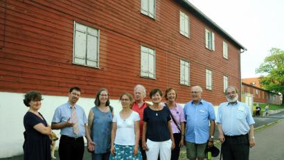 Bild: gf
Grünen-Stadtrat Helmut Wilhelm (rechts) informiert Mitglieder des Denkmal-Netzes Bayern über die Vorhaben der Stadtbau in der Breslauer Straße am Bergsteig. Während die große Baracke, die nicht mehr bewohnt ist, abgerissen werden soll, bleibt die Kapelle (hinten) erhalten.  	Bild: gf
