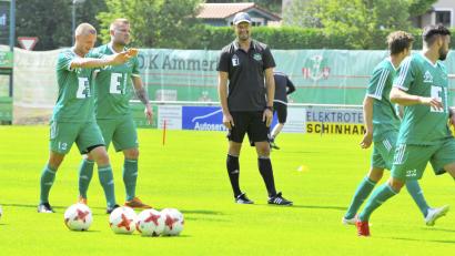 Bild: Ziegler
Der neue Ammerthaler Trainer Dominik Haußner (im dunklen  Shirt) beobachtet genauestens das Aufwärmprogramm seiner Spieler. Auf dem Bild von links      Tobias Hüttner, Neuzugang vom SV Hahnbach, Jonas Weigert, Neuzugang vom TuS Kastl, Michael Jonczy, Patrick Stauber und  Marco Weber, Neuzugang vom SV Seligenporten.